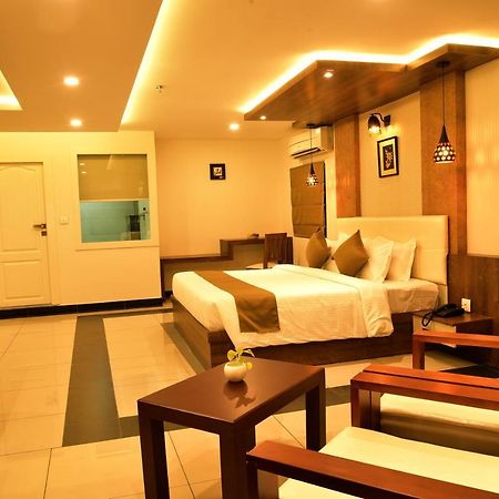 White Suite Hotel Kozhikode Bagian luar foto