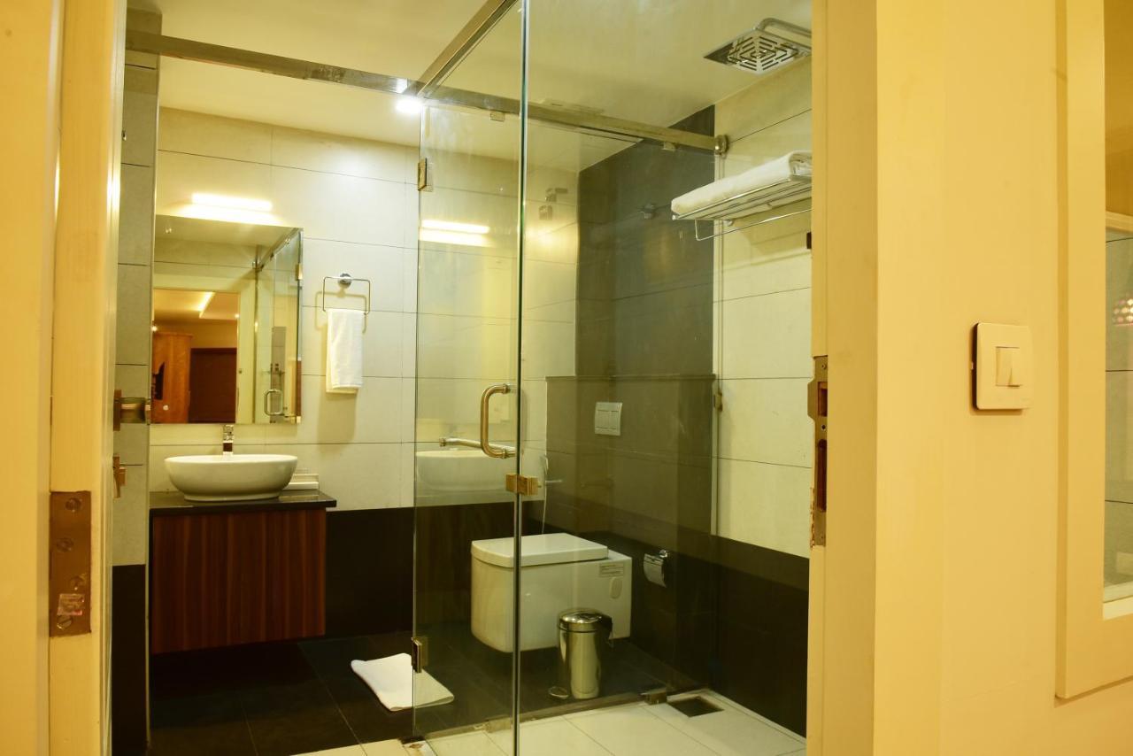 White Suite Hotel Kozhikode Bagian luar foto
