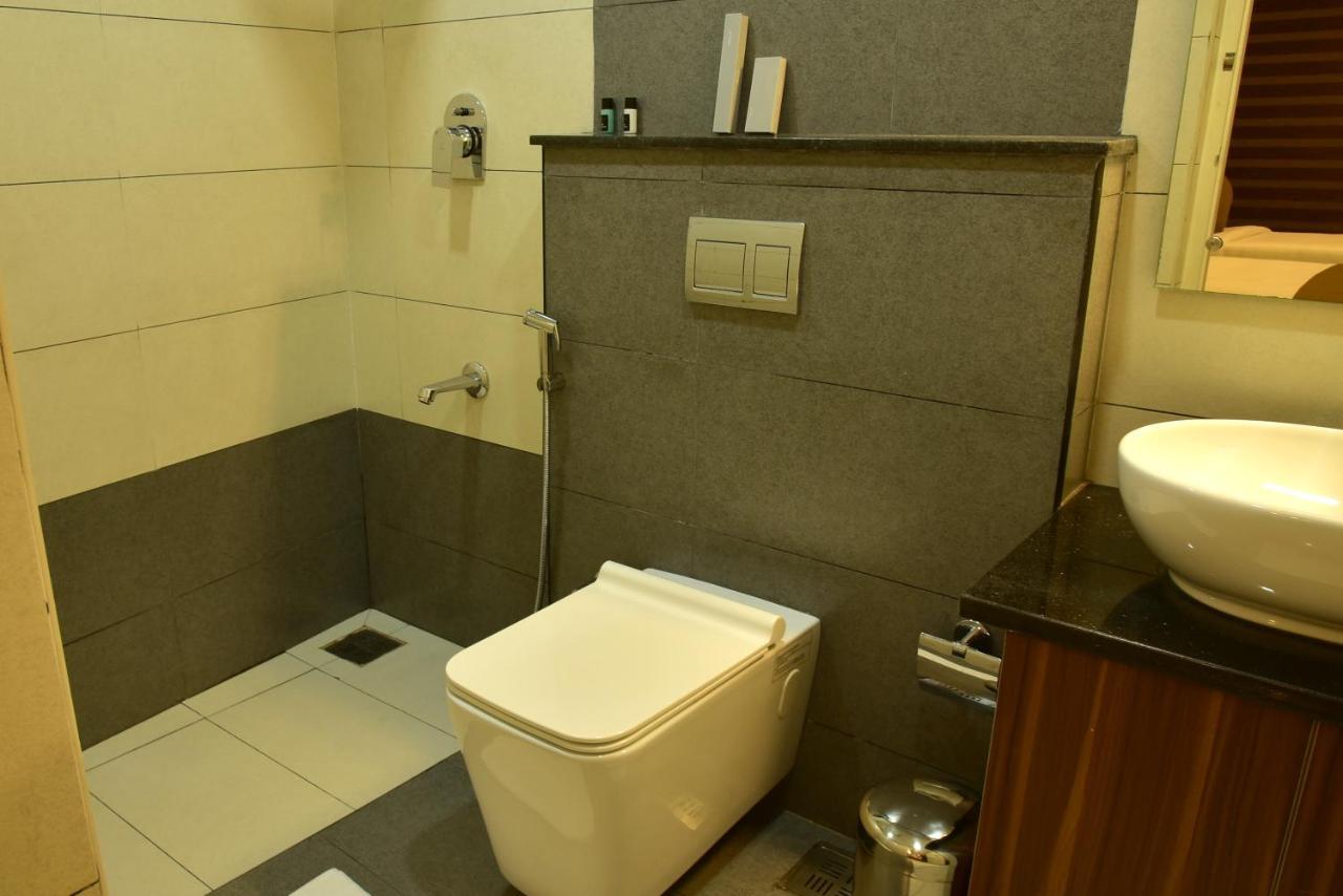 White Suite Hotel Kozhikode Bagian luar foto