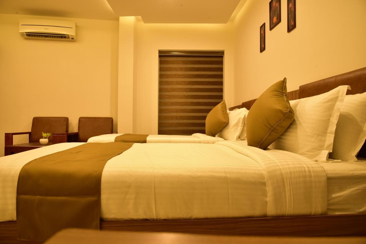 White Suite Hotel Kozhikode Bagian luar foto