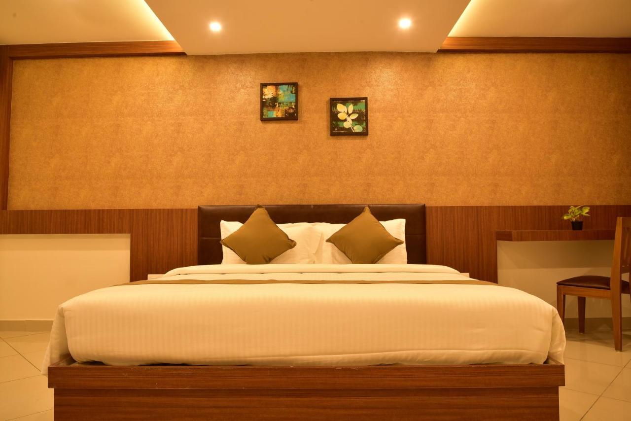 White Suite Hotel Kozhikode Bagian luar foto
