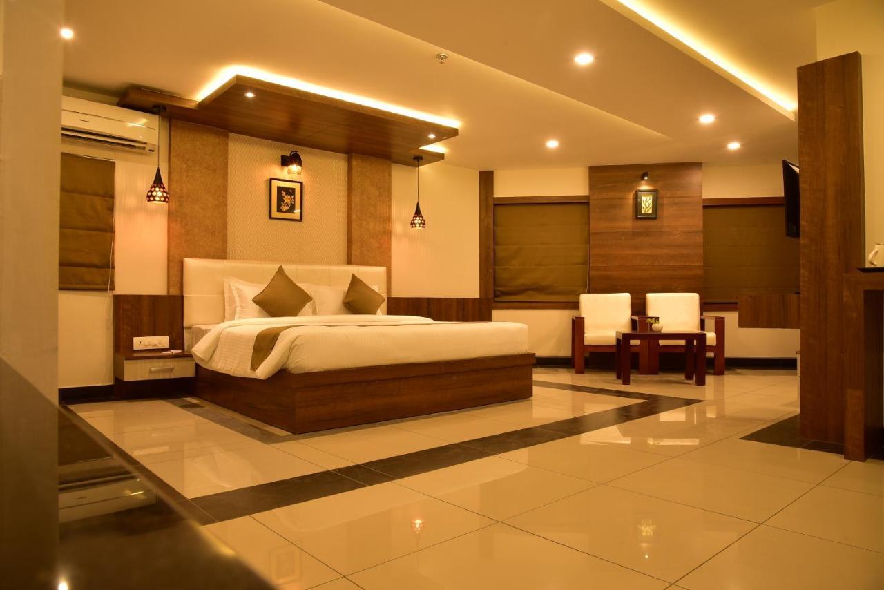 White Suite Hotel Kozhikode Bagian luar foto