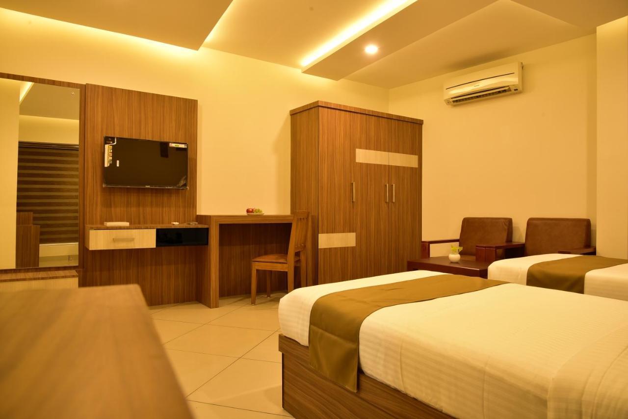 White Suite Hotel Kozhikode Bagian luar foto
