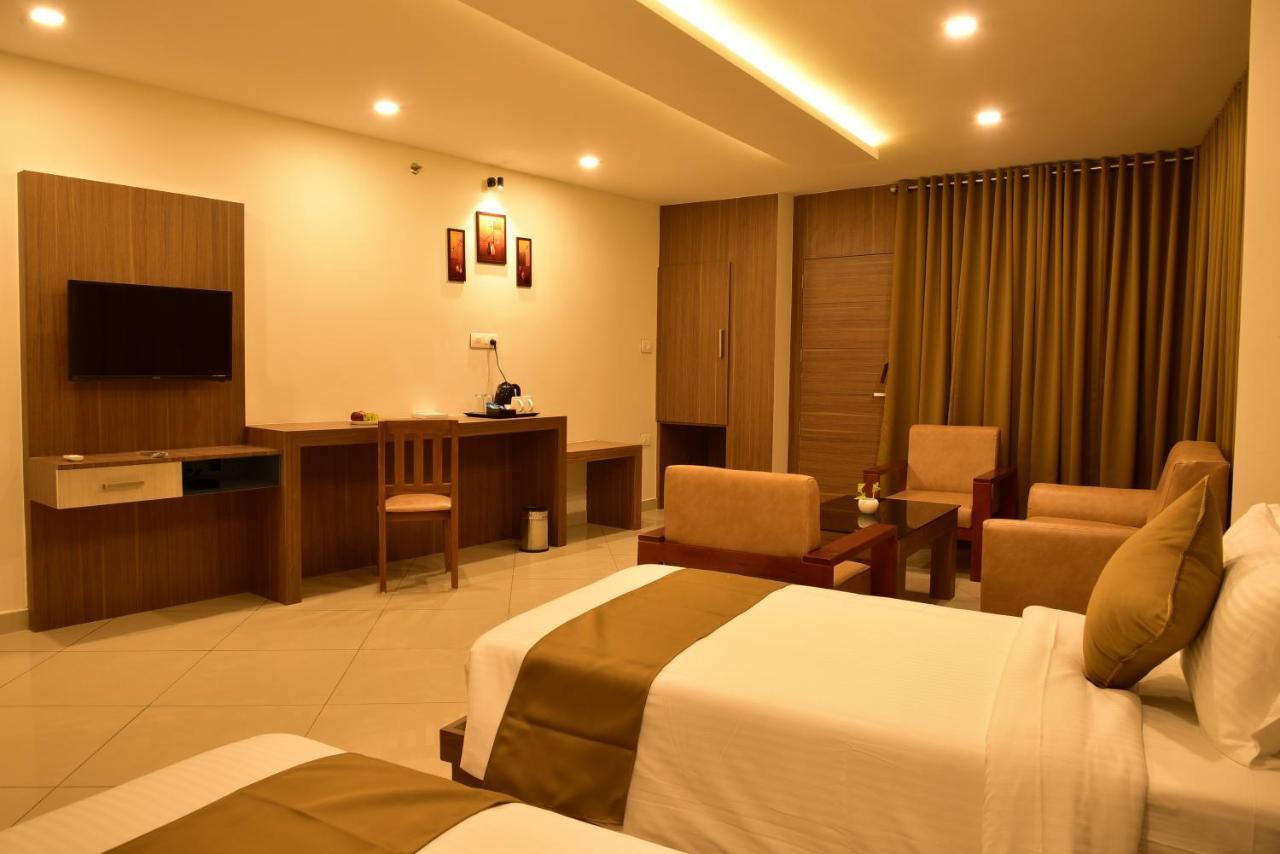 White Suite Hotel Kozhikode Bagian luar foto