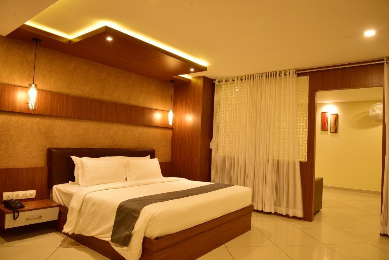 White Suite Hotel Kozhikode Bagian luar foto