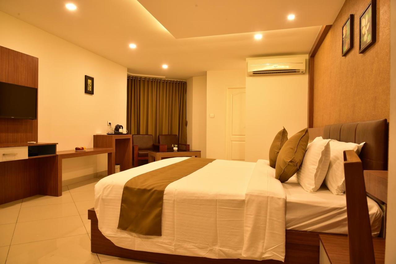 White Suite Hotel Kozhikode Bagian luar foto