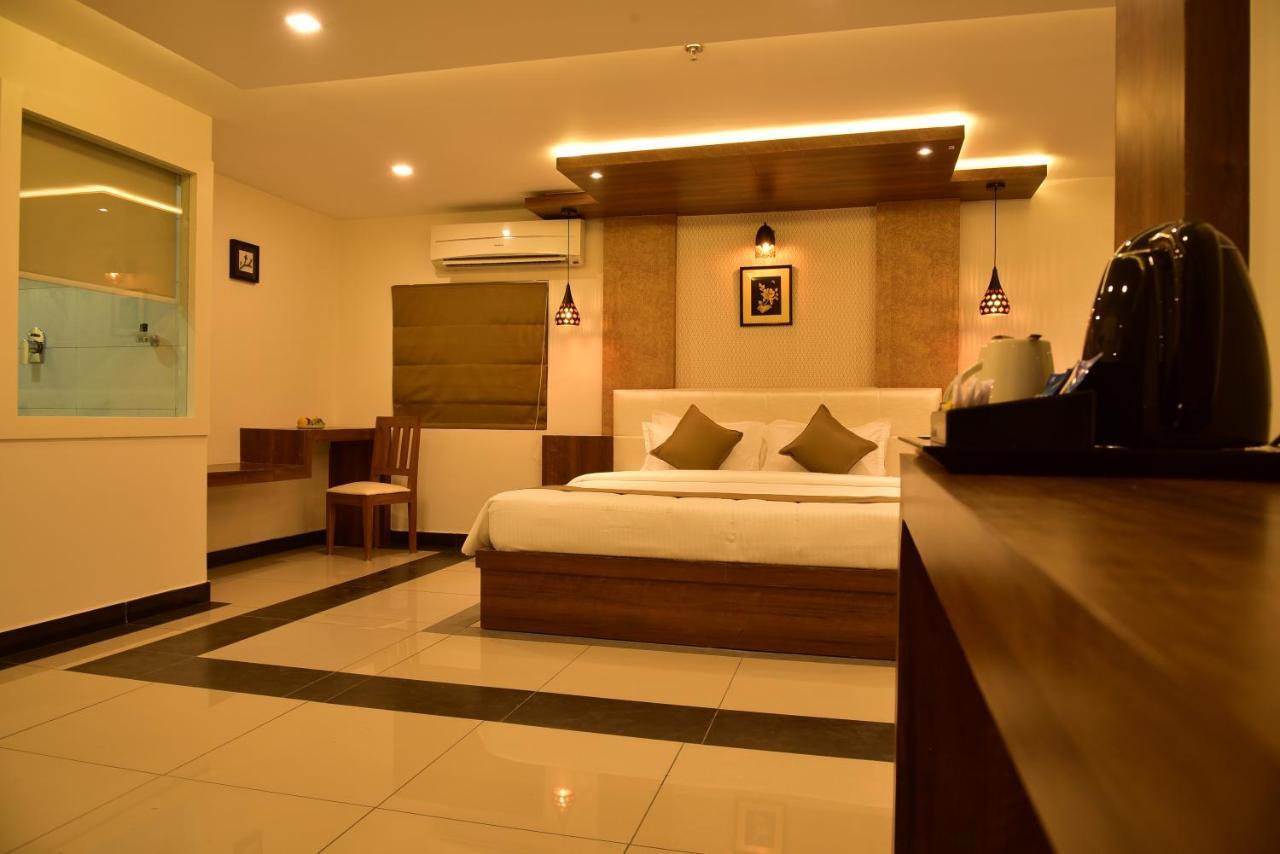 White Suite Hotel Kozhikode Bagian luar foto