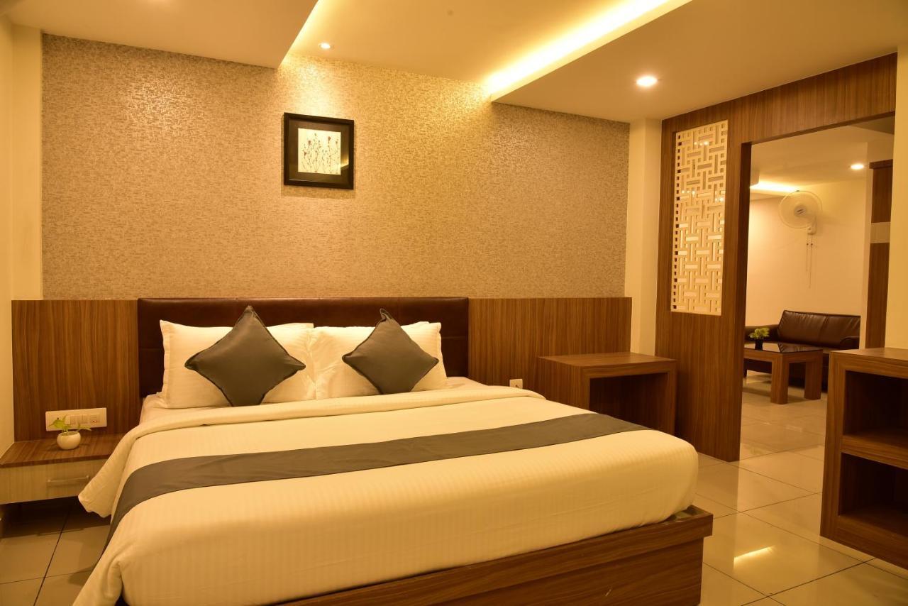 White Suite Hotel Kozhikode Bagian luar foto