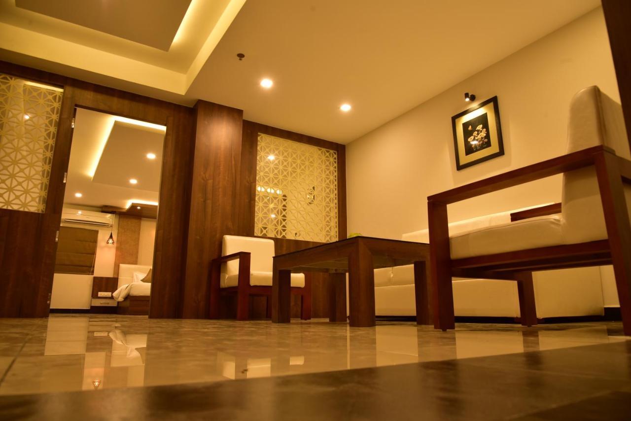 White Suite Hotel Kozhikode Bagian luar foto