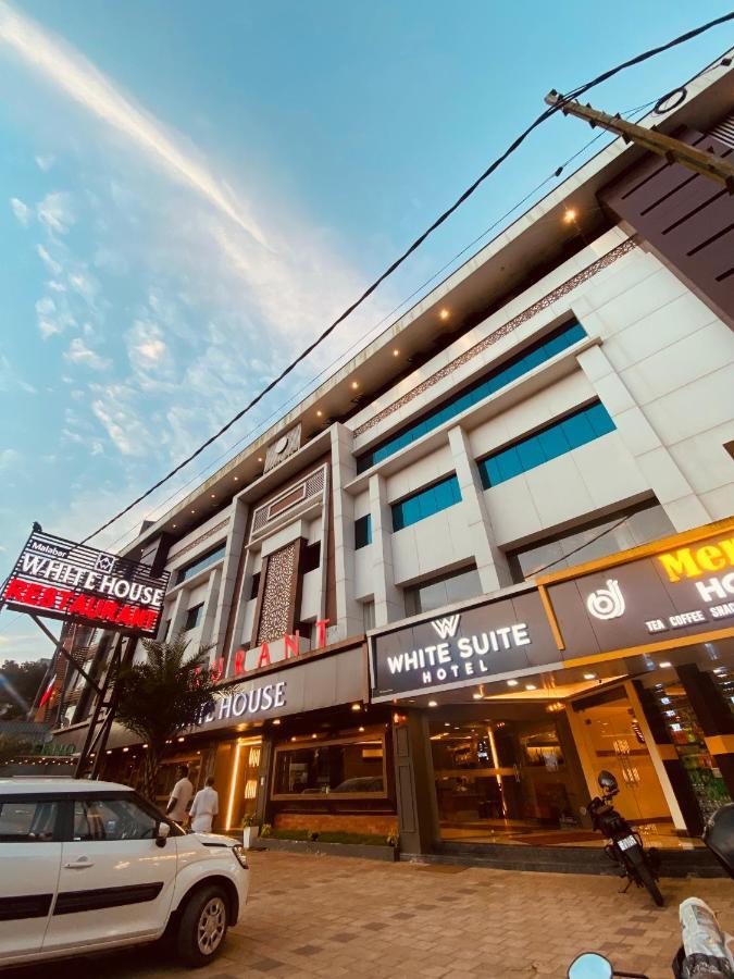 White Suite Hotel Kozhikode Bagian luar foto